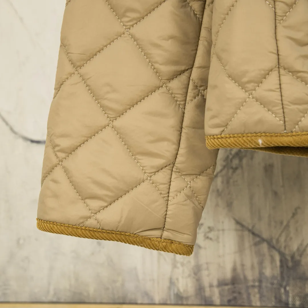P390 zp version [Exclusive supply] Ralph Lauren/Ralph Lauren 2025aw autumn and winter popular items diamond-shaped quilted embroidered corduroy strips imitation feather jacket jacket Correct three-pocket version Slight waist design Free matching neckline ✅ Facial filling imitation feather cotton Three-in-one diamond-shaped quilted embroidery Soft and comfortable ✅ Customized double-circle brand hardware buckle back waist freely adjustable elastic design ✅ RL three-color diamond plaid cotton jacket 100% restoration Corduroy strips running through the whole body, no knots and overlaps, artificial curling, fine workmanship, highly recommended, a rare cotton jacket that does not look bloated, can be worn as an inner layer in the north, can be worn with multiple necklines, elastic waistline on the back, freely adjustable waistline, matte memory technology on the face, giving a cotton feel, not to be missed, highly recommended, color: black, white, gray green, khaki, navy blue, size: S M L XL, number: WW10950